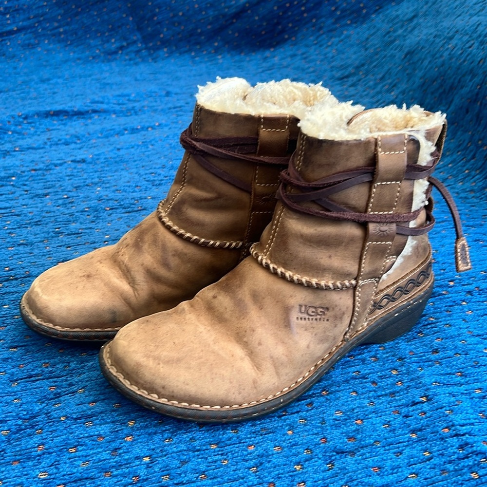 Ugg women’s size 7 Australia Cove cute leather boots #5136